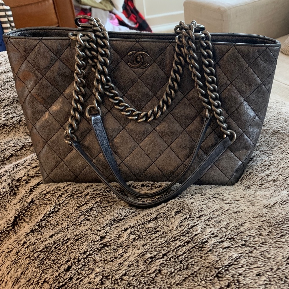 Gorgeous CHANEL pewter medium handbag 🙌